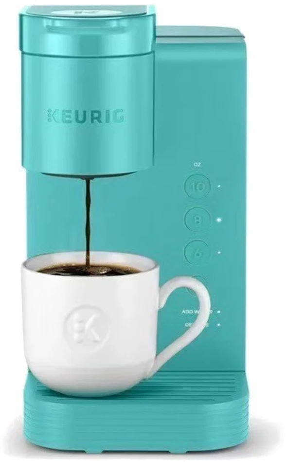 湖水綠 Keurig K-Express 咖啡機，正在注入一杯咖啡