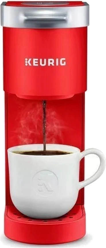 紅色 Keurig K-Mini 單杯咖啡機，正在沖煮一杯咖啡